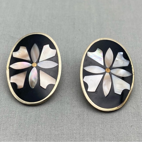 Mexico Alpaca Silver Oval Earrings with Floral Patterned Mother of Pearl Inlay - Picture 3 of 9